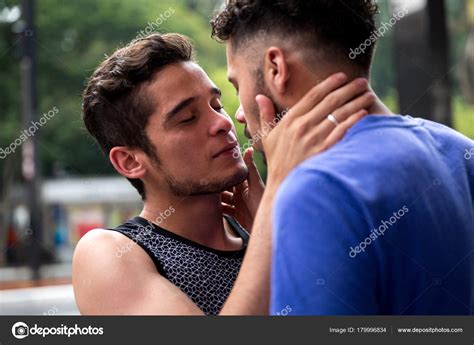 beso gay de lengua